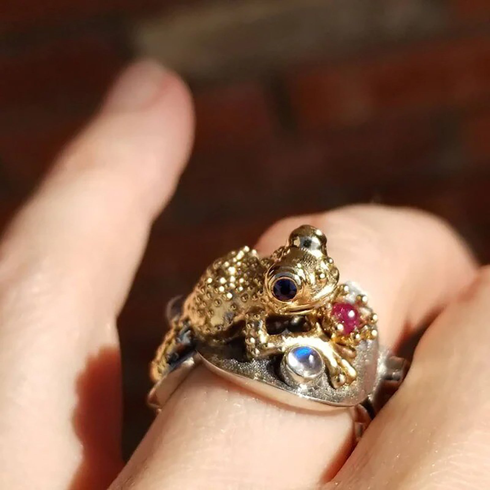 Natural Charm: Green Zircon Toad/Frog Animal Alloy Ring (Multiple Sizes).