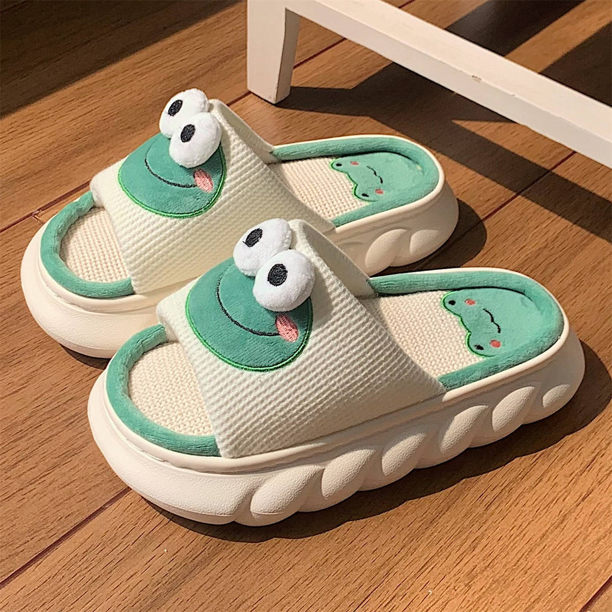 Simple Style: Women's Cartoon Cute Frog Linen Slippers with $\mathbf{4\text{cm}}$ Height.