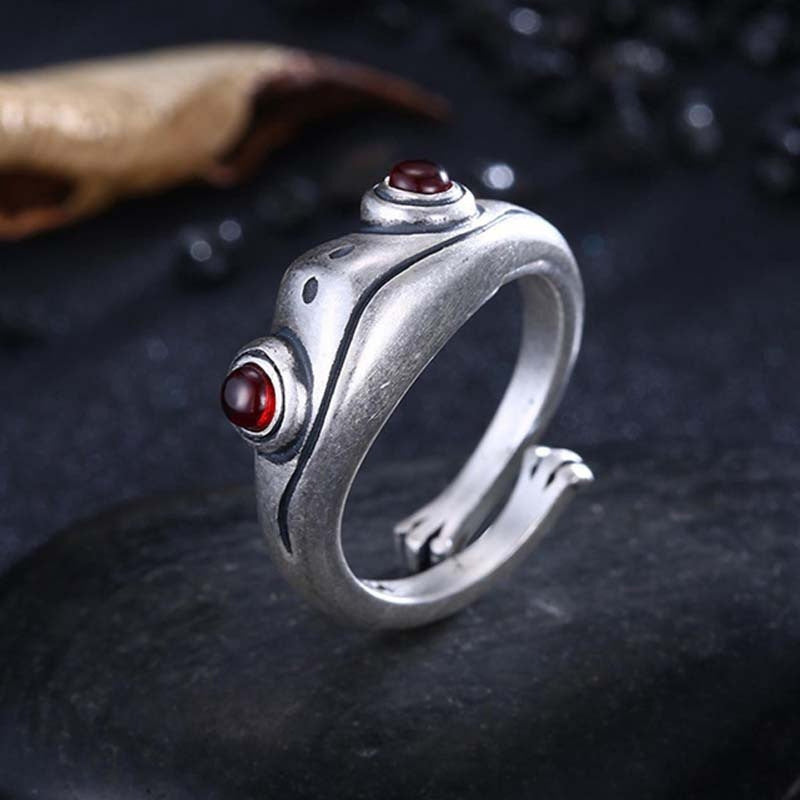 Striking Vintage: Adjustable Retro Creative Garnet Frog Ring (Unisex).