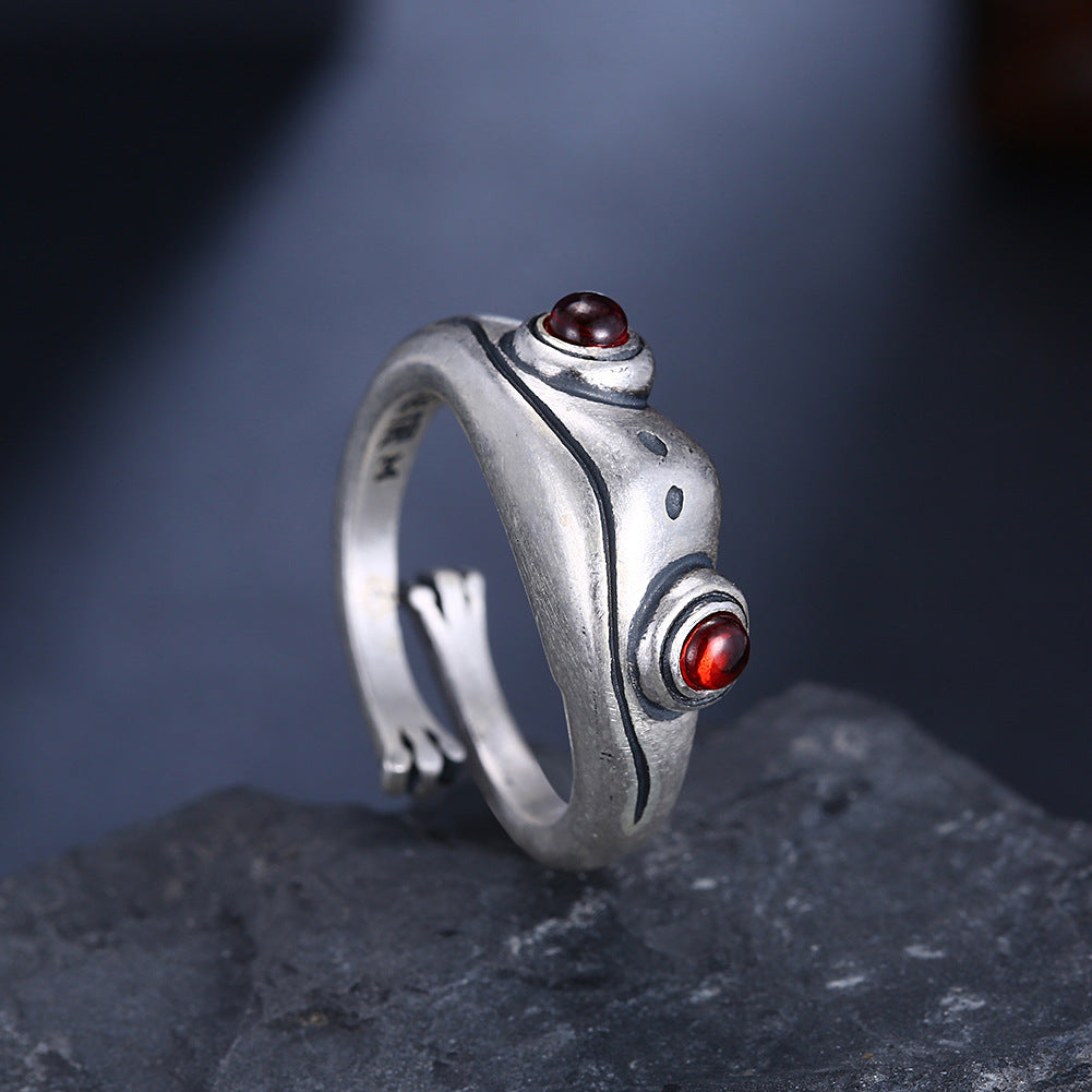 Nature's Grace: Silver Frog Shape Ring with Geometric Modeling.