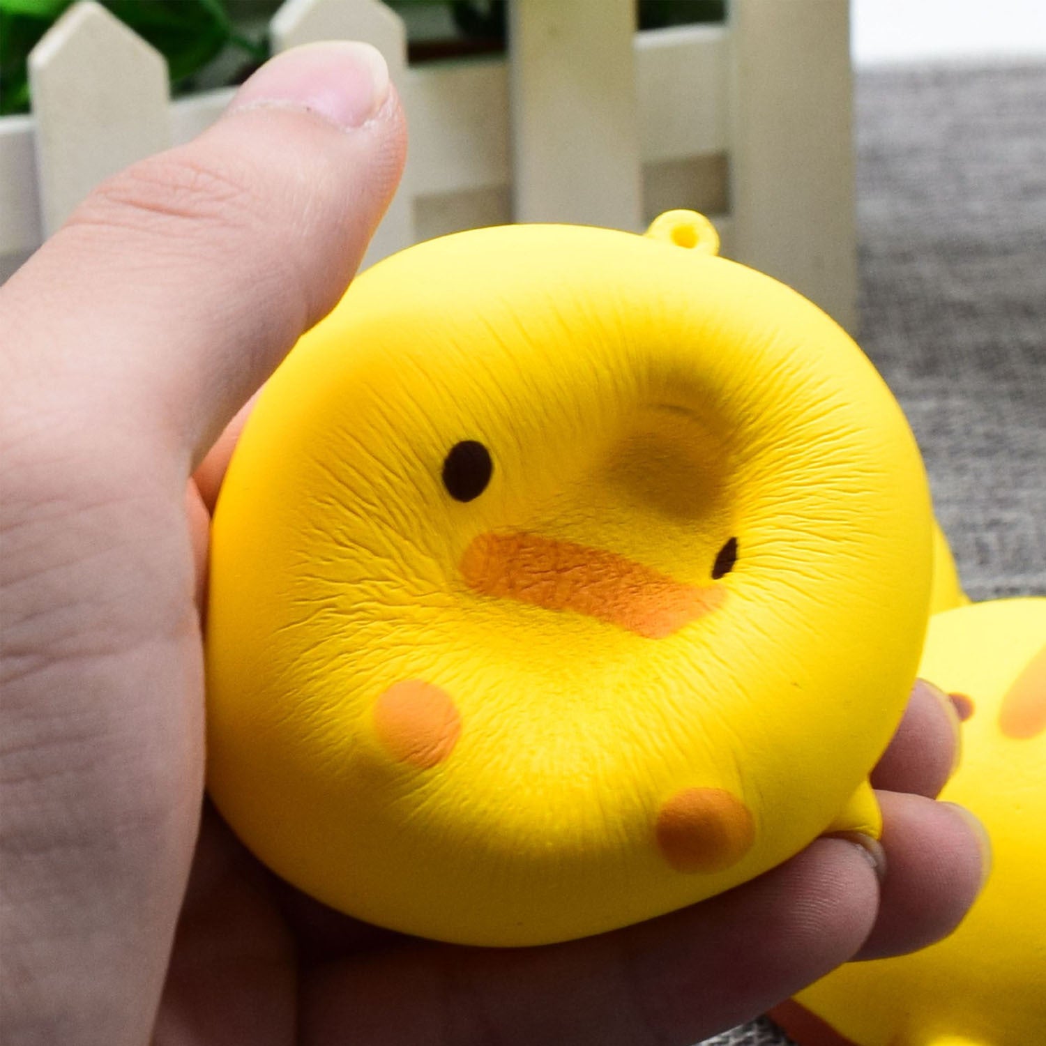 Stress Relief Fun: Little Yellow Duck PU Squishy Decompression Toy ($\mathbf{7.3\text{cm}}$).