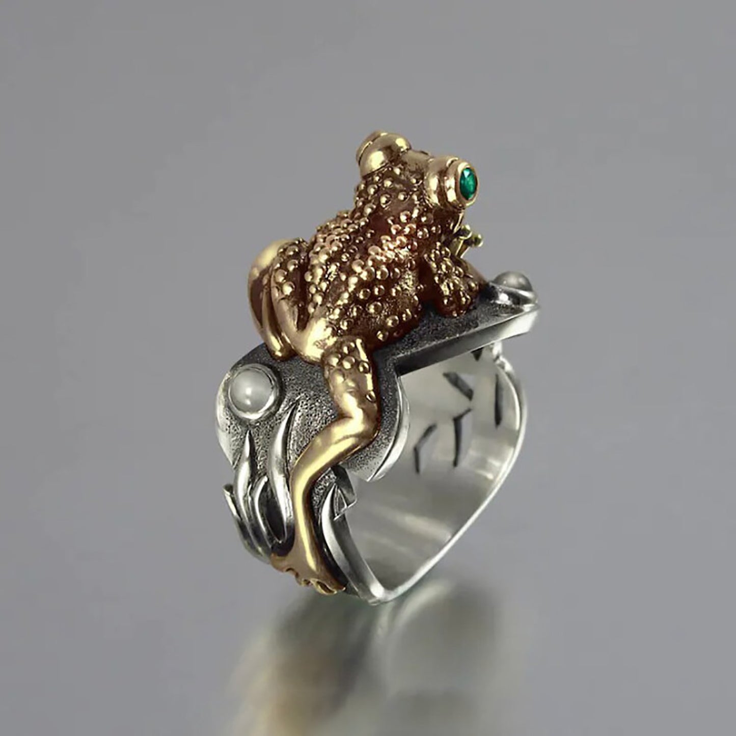 Natural Charm: Green Zircon Toad/Frog Animal Alloy Ring (Multiple Sizes).