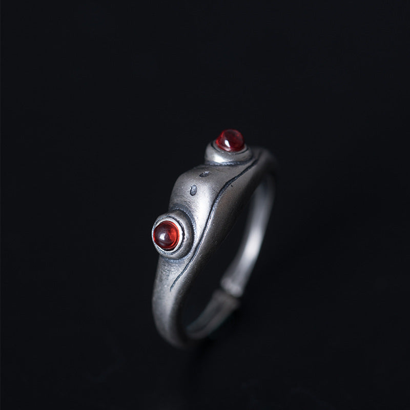 Timeless Charm: Vintage $\mathbf{925}$ Silver Frog Ring for Women.