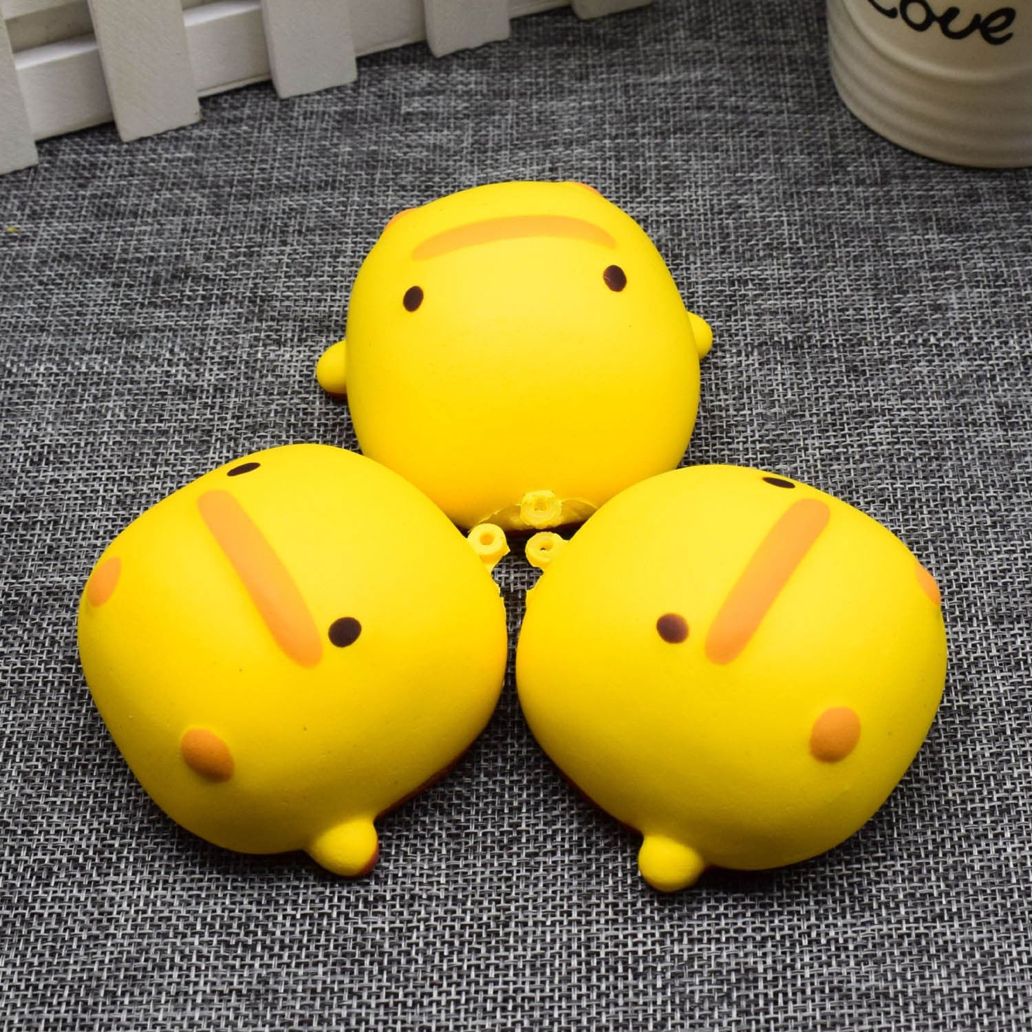 Stress Relief Fun: Little Yellow Duck PU Squishy Decompression Toy ($\mathbf{7.3\text{cm}}$).