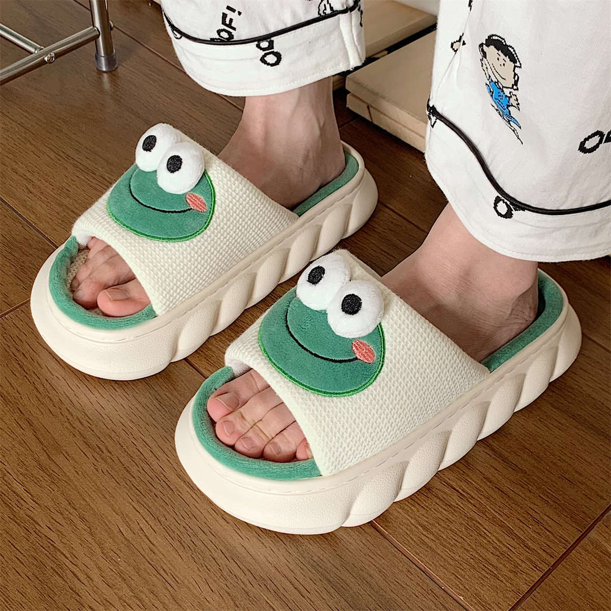 Simple Style: Women's Cartoon Cute Frog Linen Slippers with $\mathbf{4\text{cm}}$ Height.
