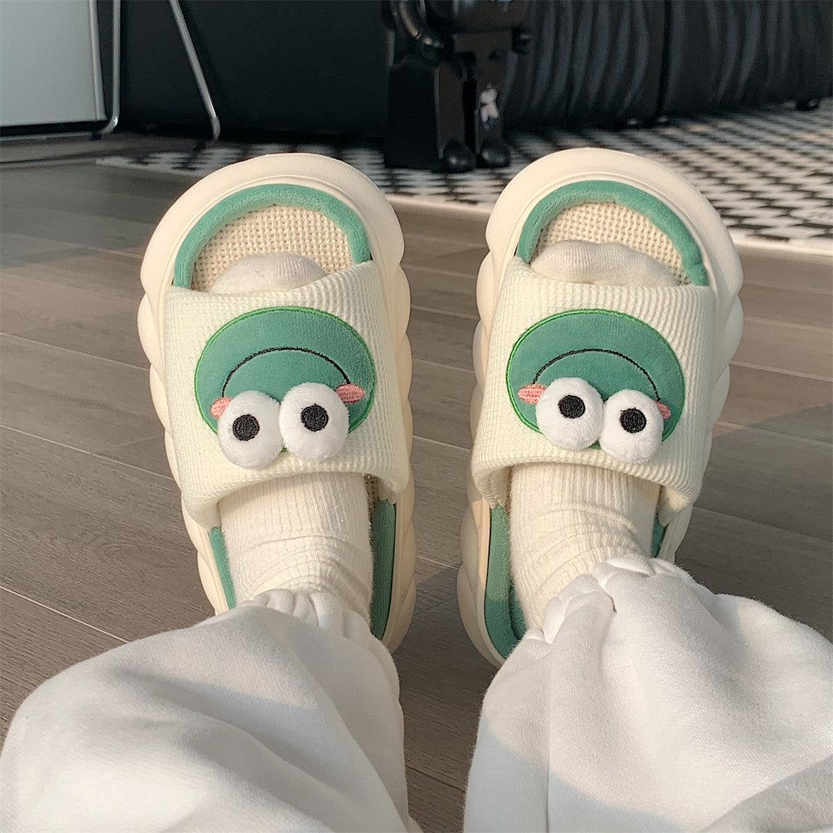 Simple Style: Women's Cartoon Cute Frog Linen Slippers with $\mathbf{4\text{cm}}$ Height.