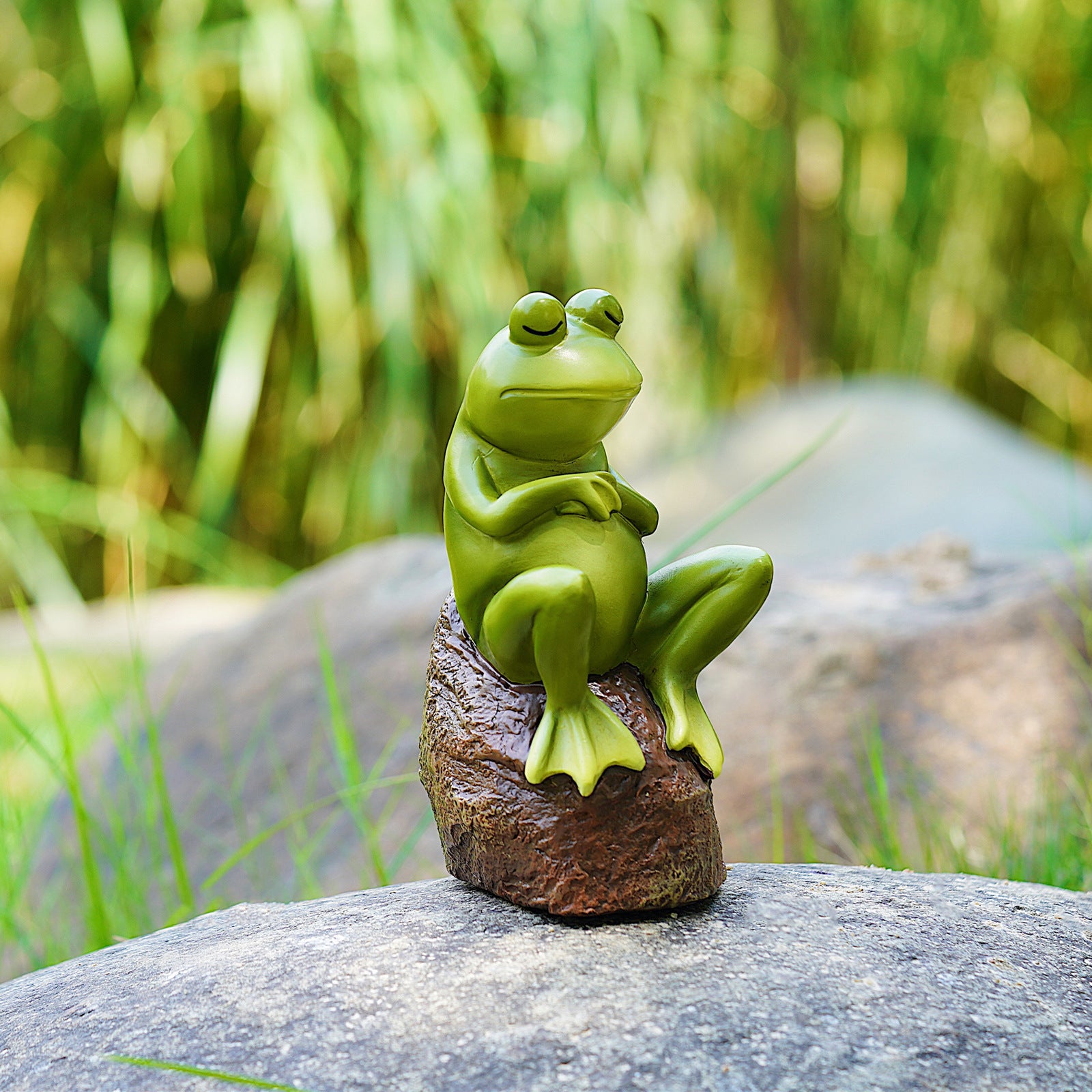 Courtyard Charm: $\mathbf{16.5\text{cm}}$ Pastoral Resin Frog Sitting Stone Garden Ornament.