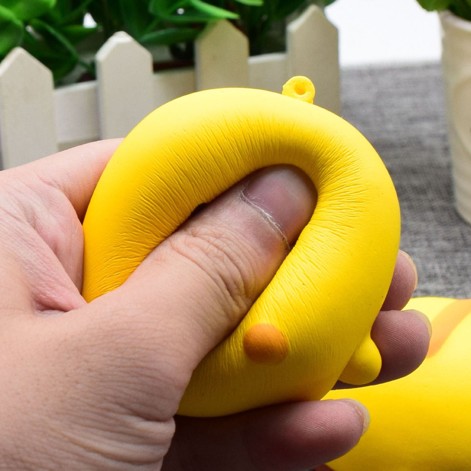 Stress Relief Fun: Little Yellow Duck PU Squishy Decompression Toy ($\mathbf{7.3\text{cm}}$).