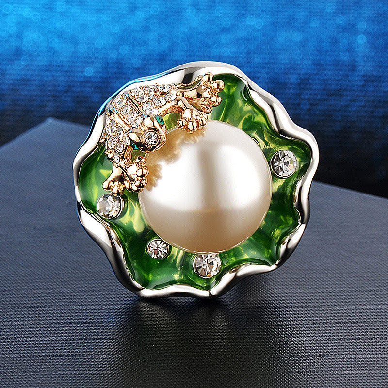 Nature's Elegance: Women's Lotus Leaf Frog Shiny Pearl and Diamond Alloy Ring.