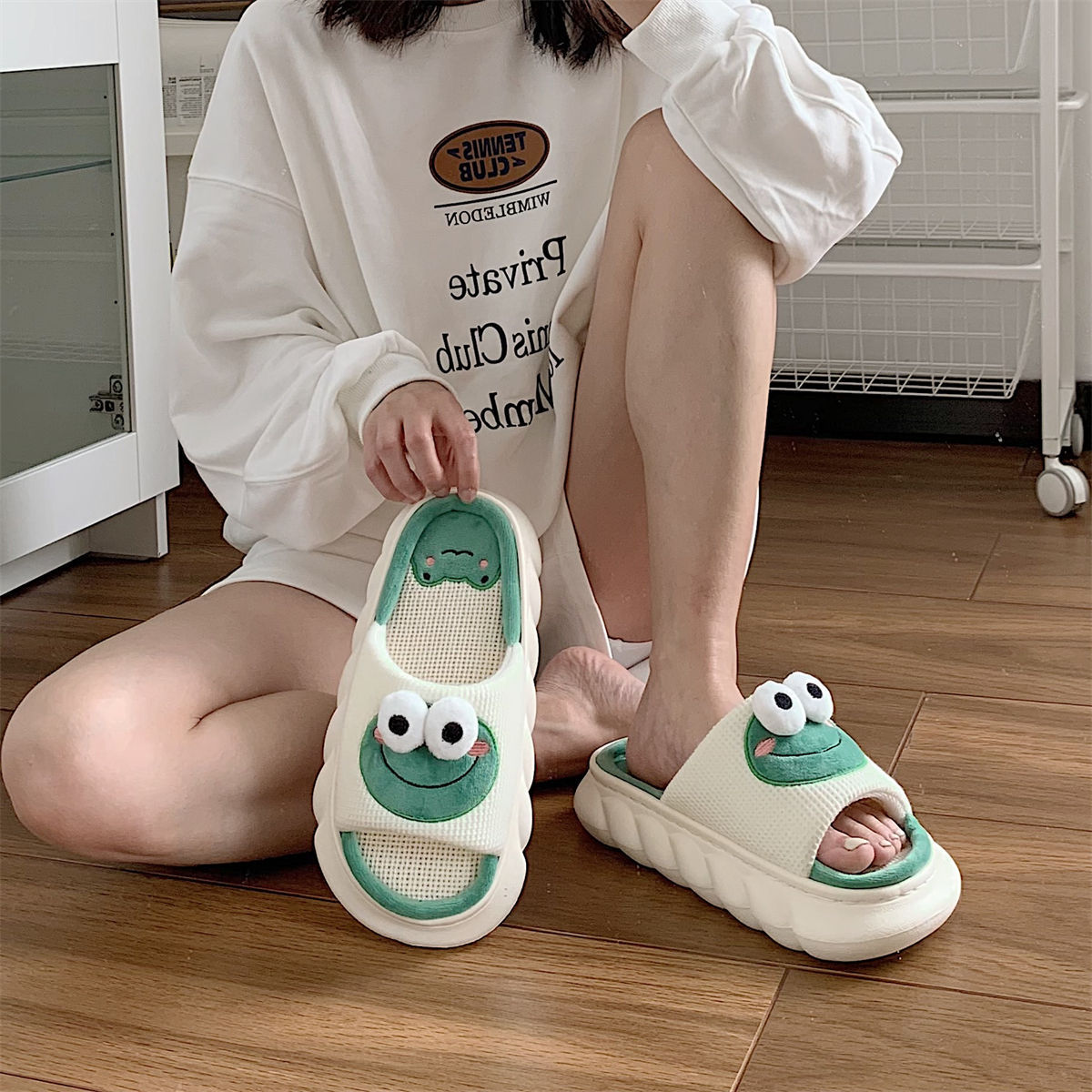 Simple Style: Women's Cartoon Cute Frog Linen Slippers with $\mathbf{4\text{cm}}$ Height.