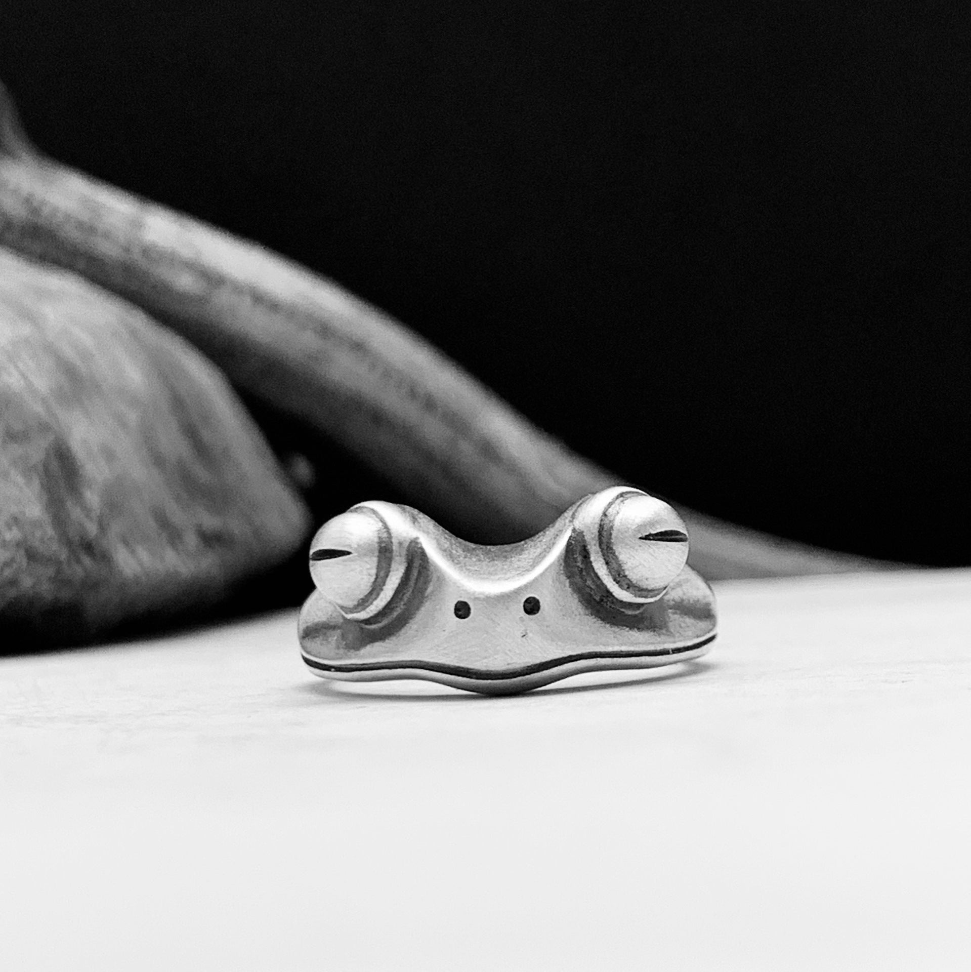 Unisex Statement: Personality Frog Ring in Distressed Vintage $\mathbf{925}$ Silver.