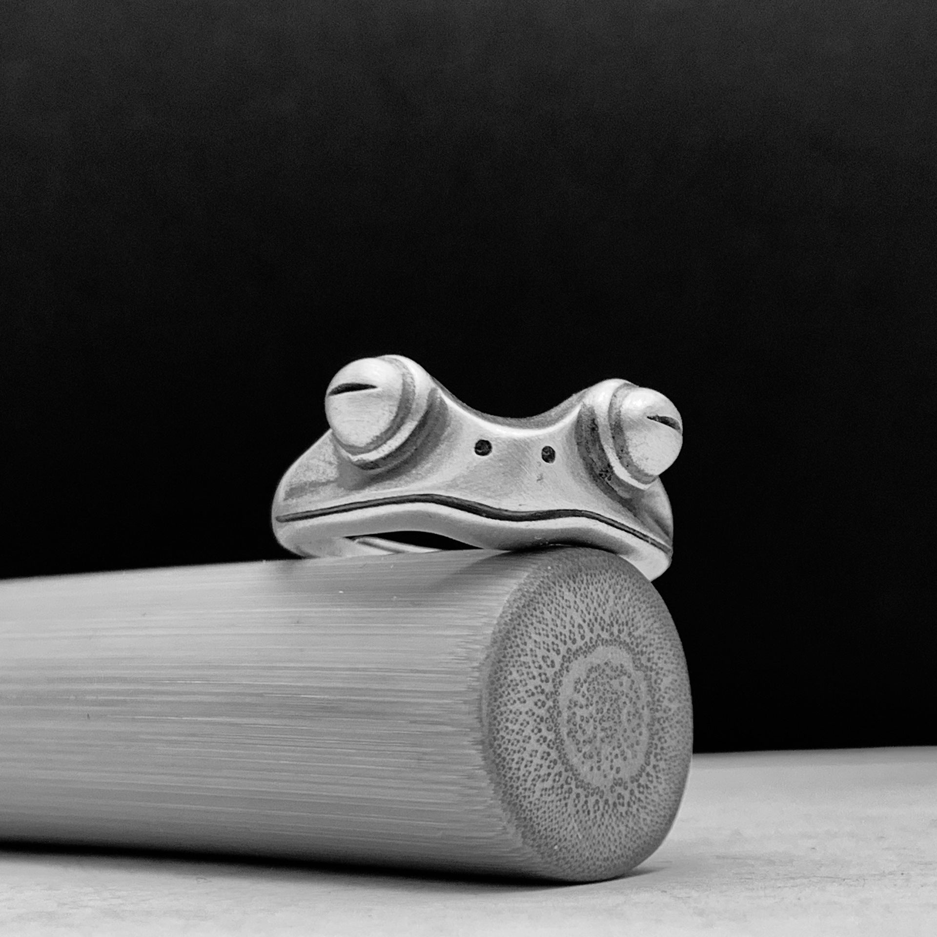 Unisex Statement: Personality Frog Ring in Distressed Vintage $\mathbf{925}$ Silver.