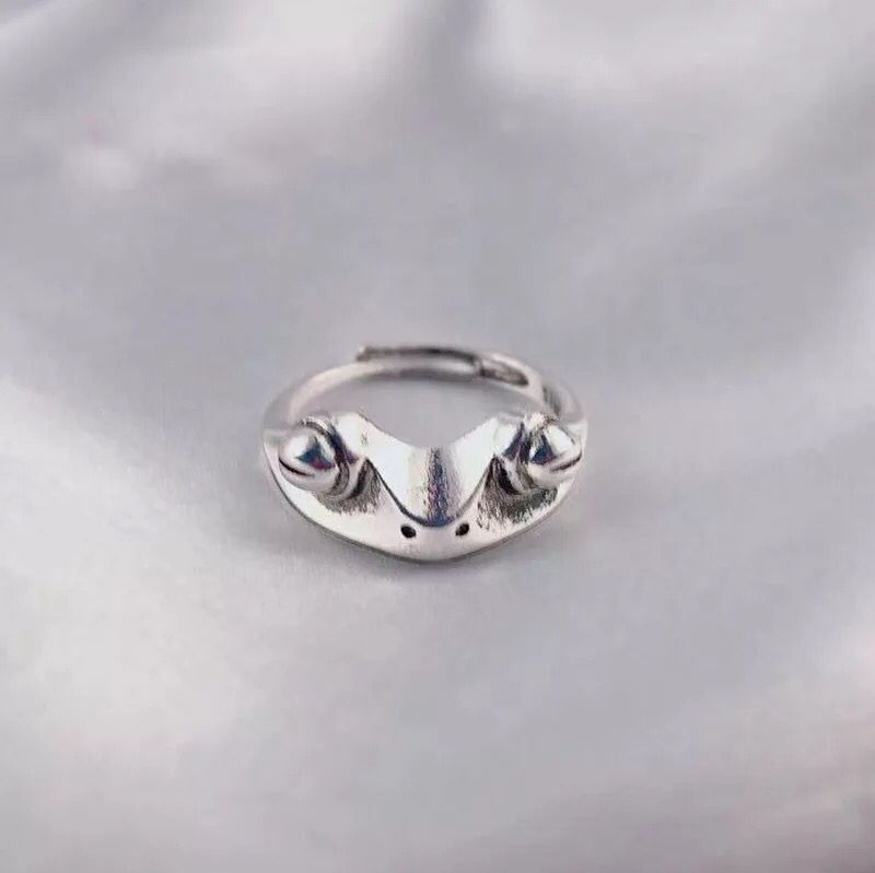 Timeless Charm: Vintage $\mathbf{925}$ Silver Frog Ring for Women.