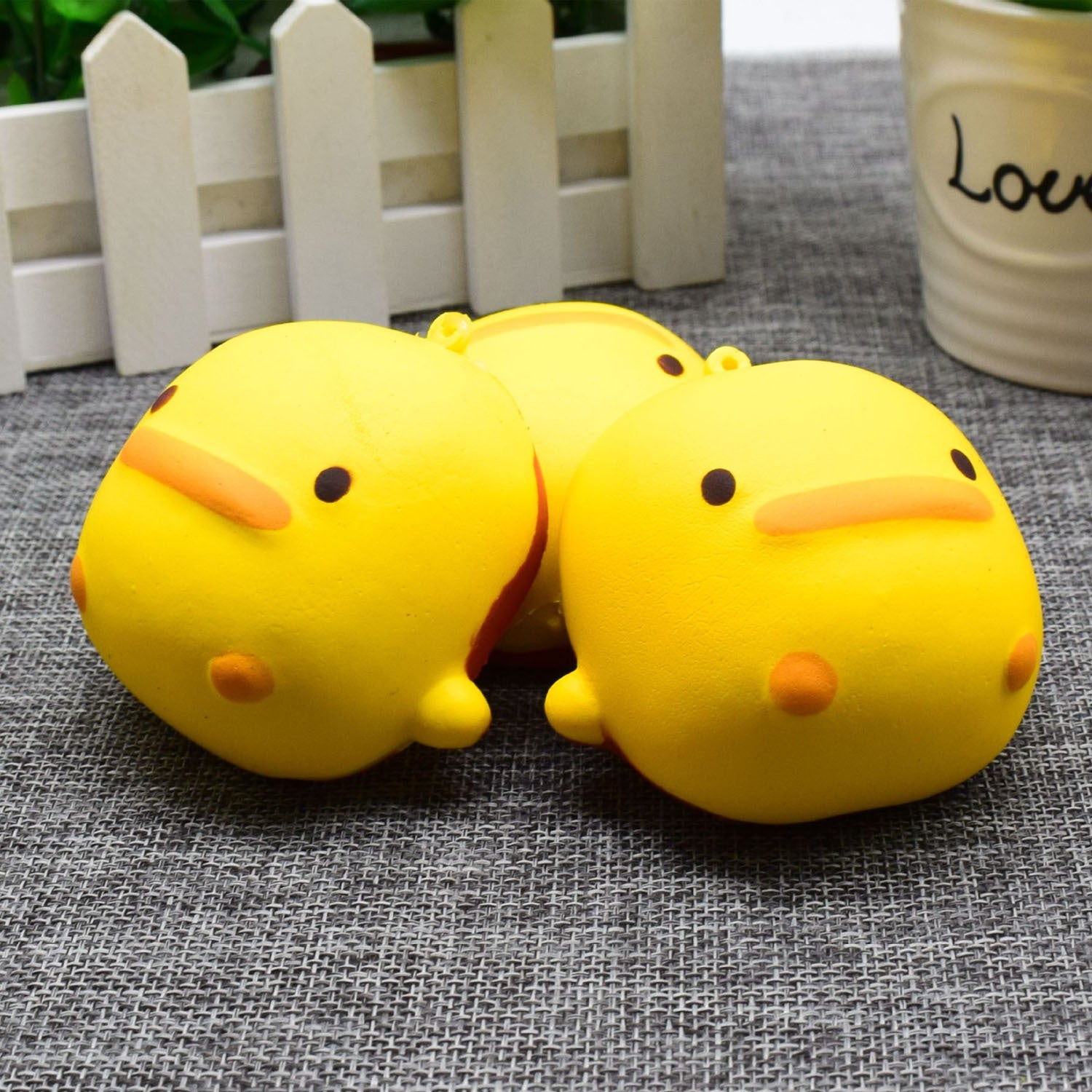 Stress Relief Fun: Little Yellow Duck PU Squishy Decompression Toy ($\mathbf{7.3\text{cm}}$).