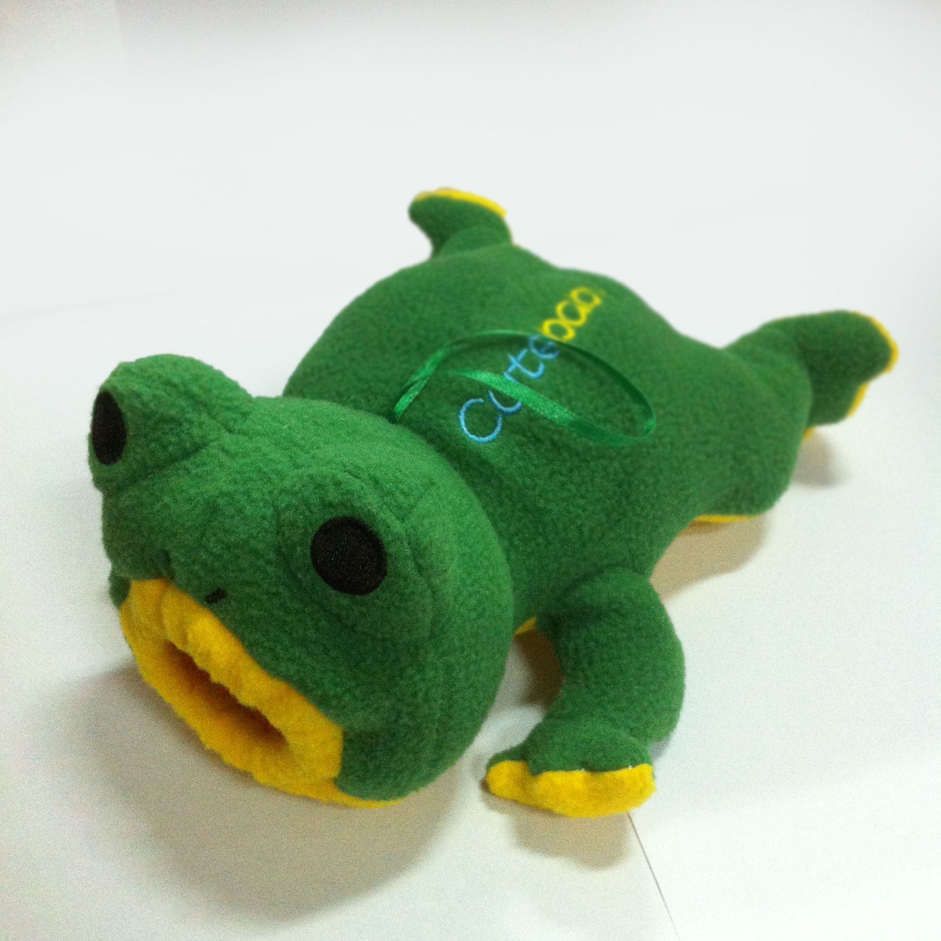 Cozy & Cute: Fashion Frog Bottle Set Plush Toy Insulation Sleeve ($\mathbf{22\text{cm}}$).
