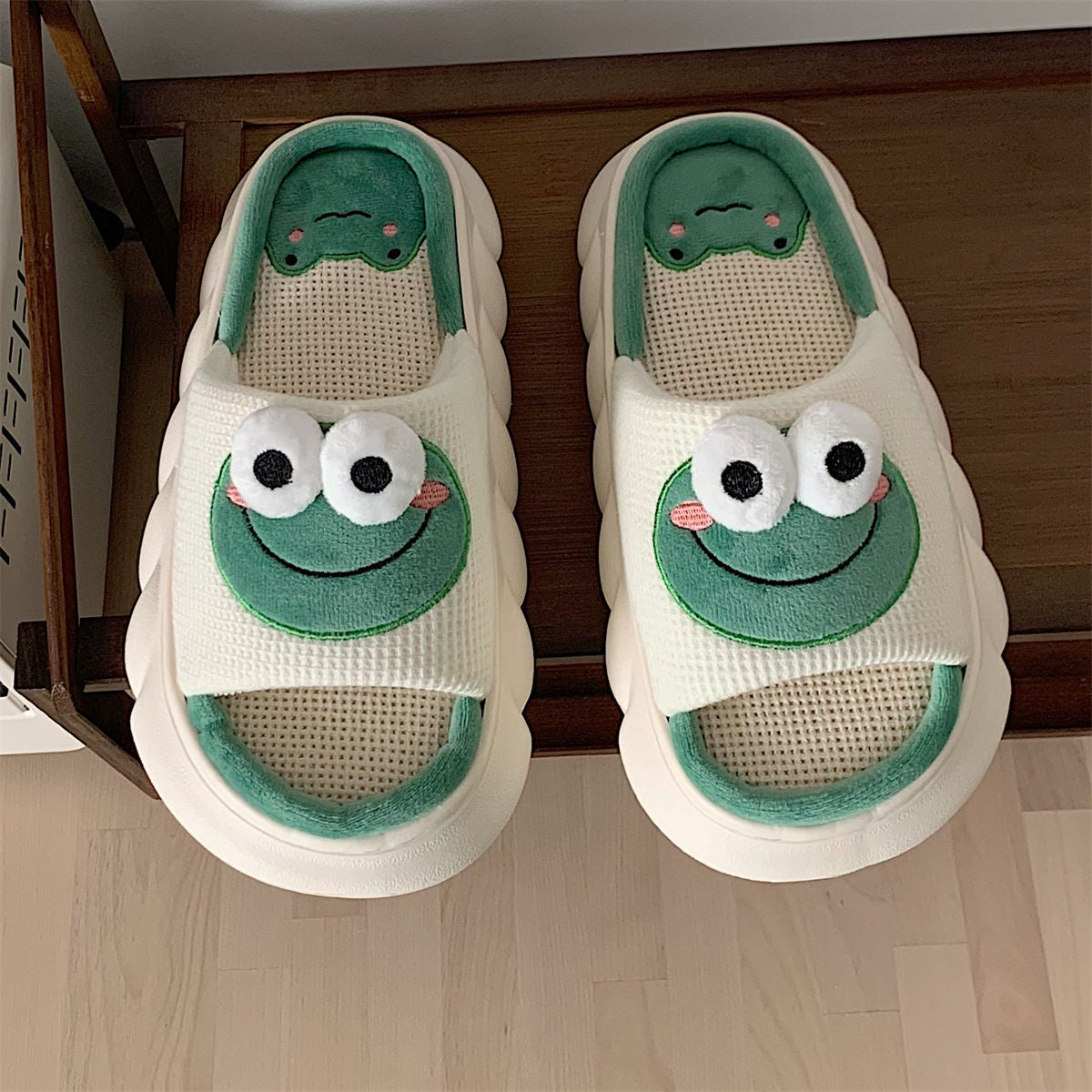 Simple Style: Women's Cartoon Cute Frog Linen Slippers with $\mathbf{4\text{cm}}$ Height.