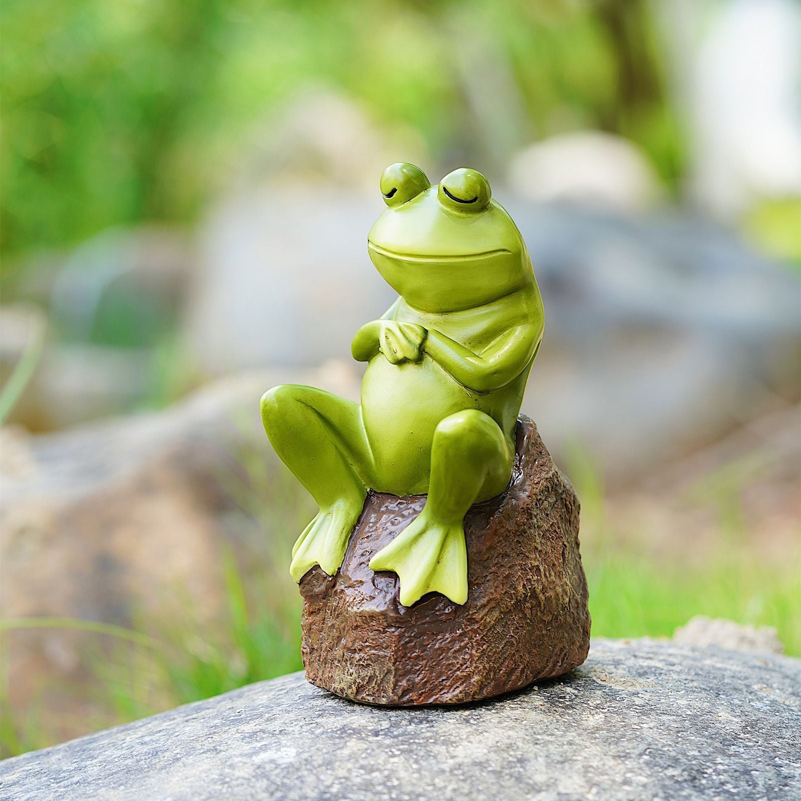 Courtyard Charm: $\mathbf{16.5\text{cm}}$ Pastoral Resin Frog Sitting Stone Garden Ornament.