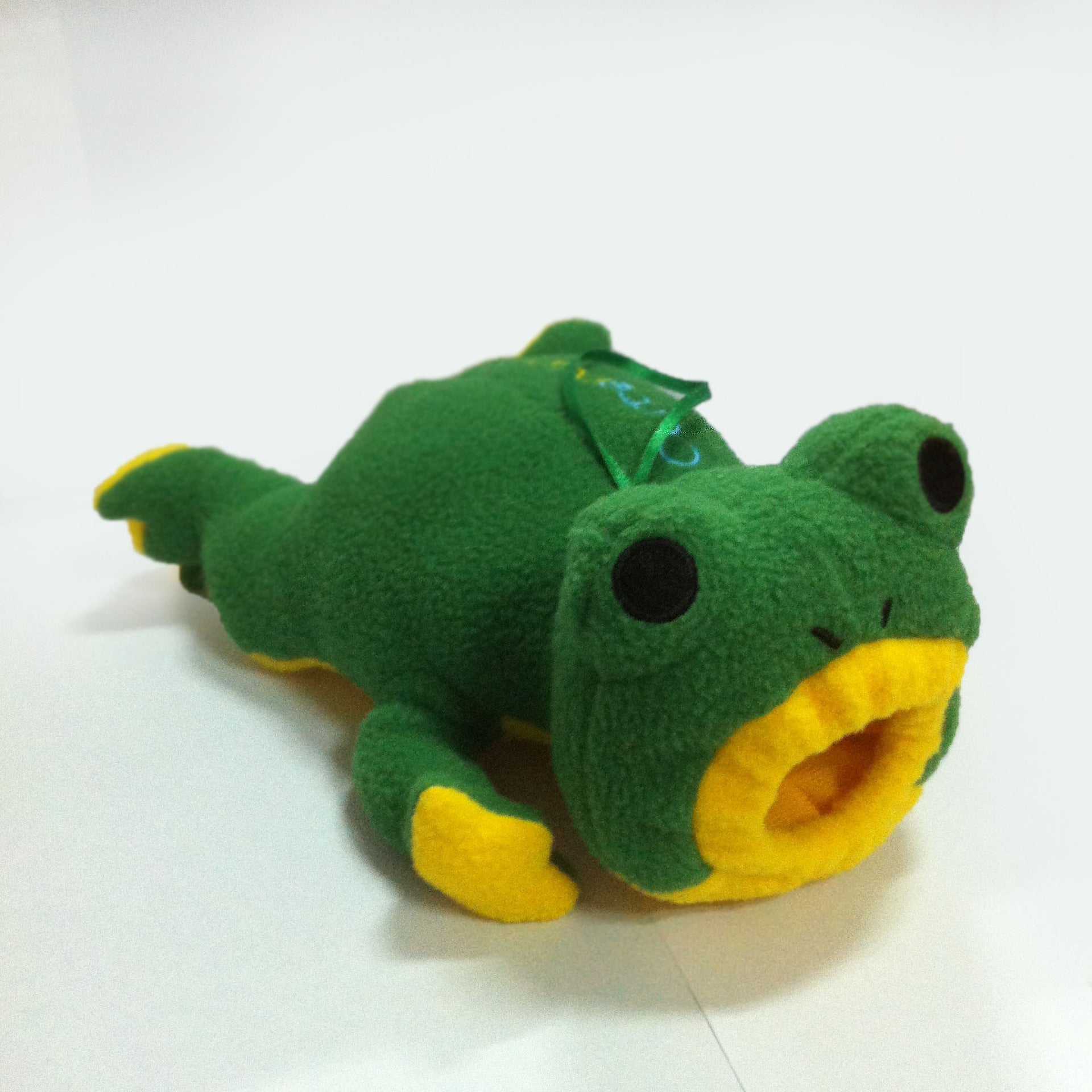 Cozy & Cute: Fashion Frog Bottle Set Plush Toy Insulation Sleeve ($\mathbf{22\text{cm}}$).