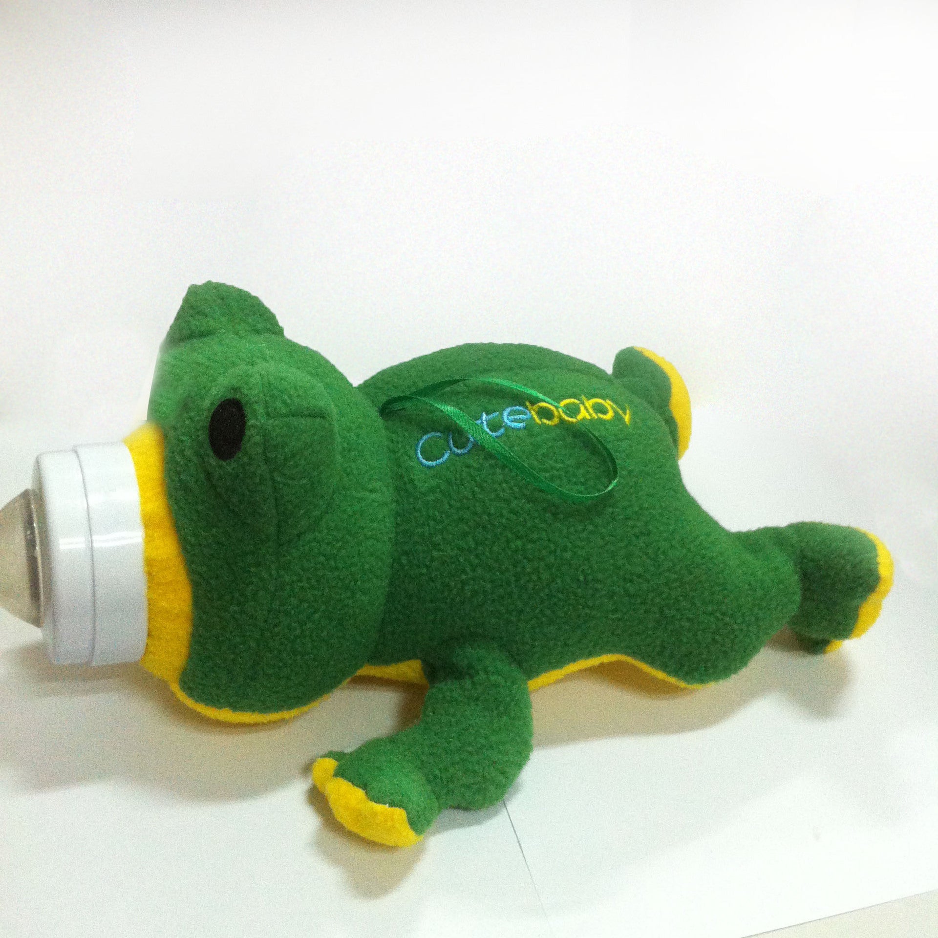 Cozy & Cute: Fashion Frog Bottle Set Plush Toy Insulation Sleeve ($\mathbf{22\text{cm}}$).