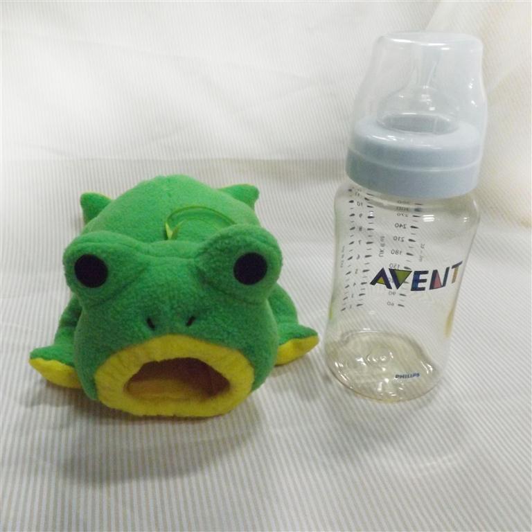 Cozy & Cute: Fashion Frog Bottle Set Plush Toy Insulation Sleeve ($\mathbf{22\text{cm}}$).