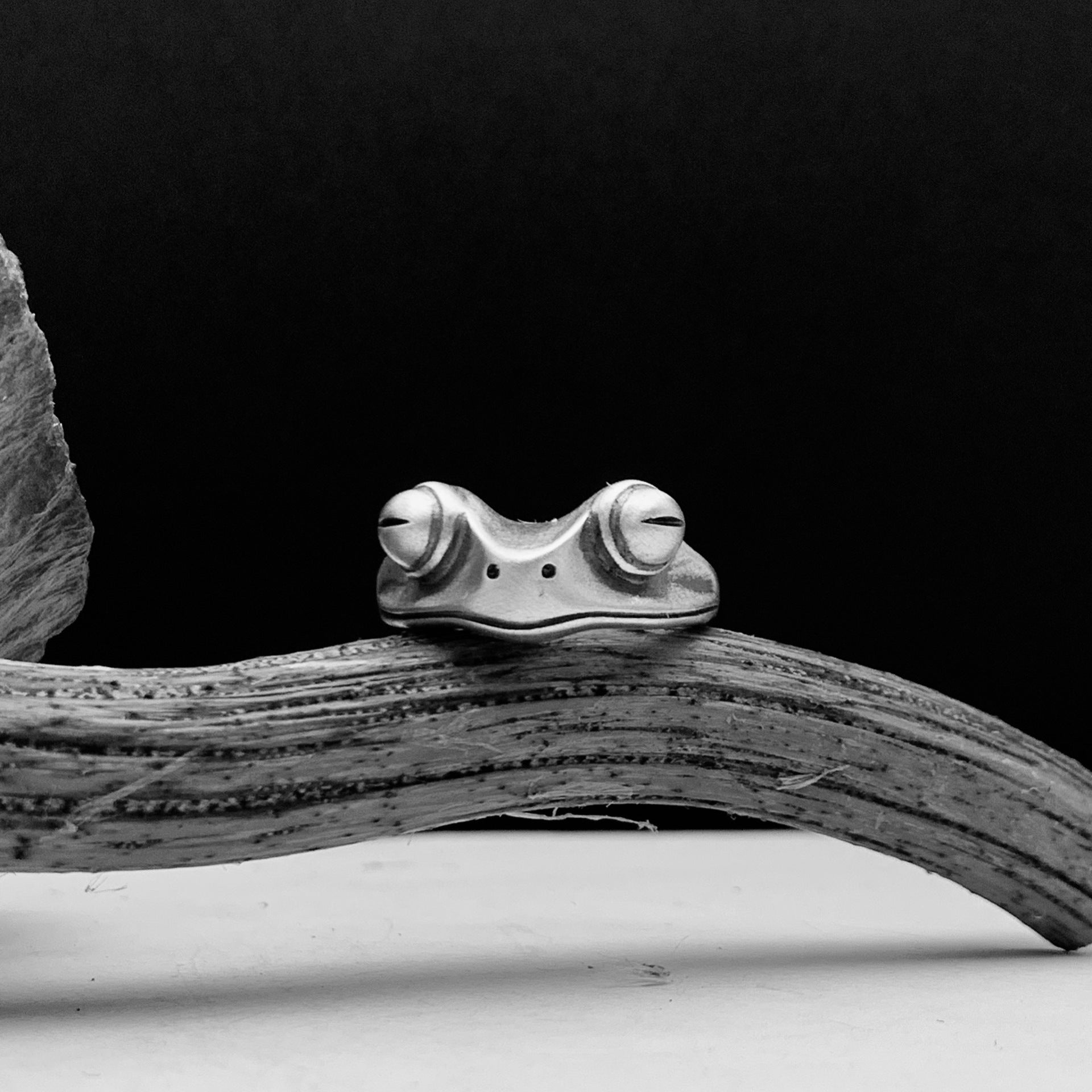 Unisex Statement: Personality Frog Ring in Distressed Vintage $\mathbf{925}$ Silver.
