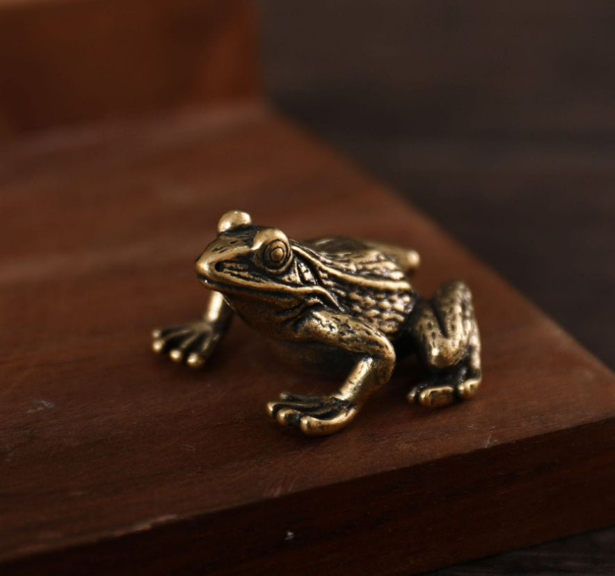 Tea Ceremony Charm: Small Copper Water Frog Desktop Ornament ($\mathbf{3.5\text{cm}}$).
