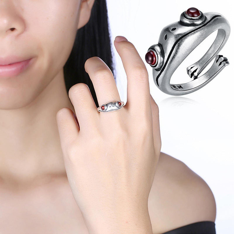 Striking Vintage: Adjustable Retro Creative Garnet Frog Ring (Unisex).