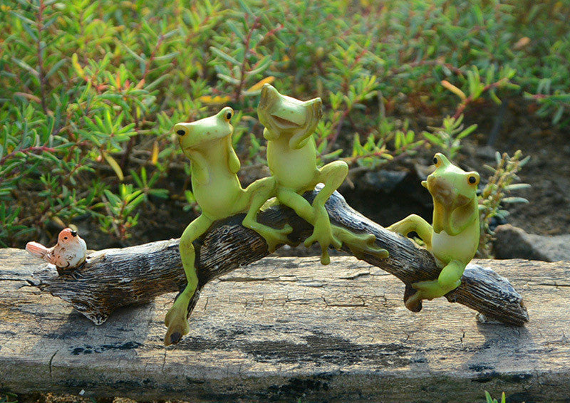 Rustic Charm: Creative Cute Little Turtle and Frog Resin Ornaments.