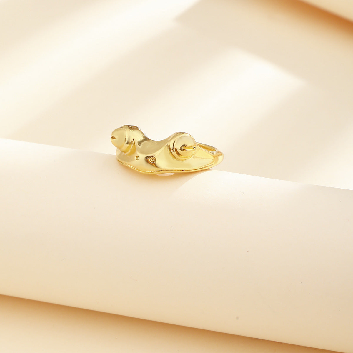 Unisex Statement: Retro Exaggerated Frog Geometric Ring (Adjustable, Gold or Silver).