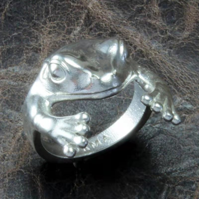 Bold Statement: Adjustable Alloy European and American Exaggerated Frog Ring.
