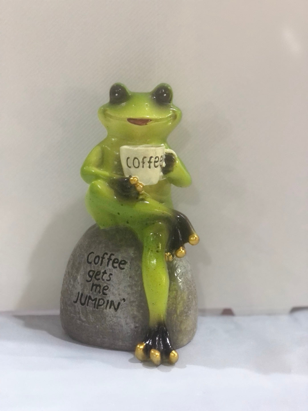 Relaxed Resin Figurine: Frog Statue Drinking Coffee (15.5cm Tall) for Garden Decor.