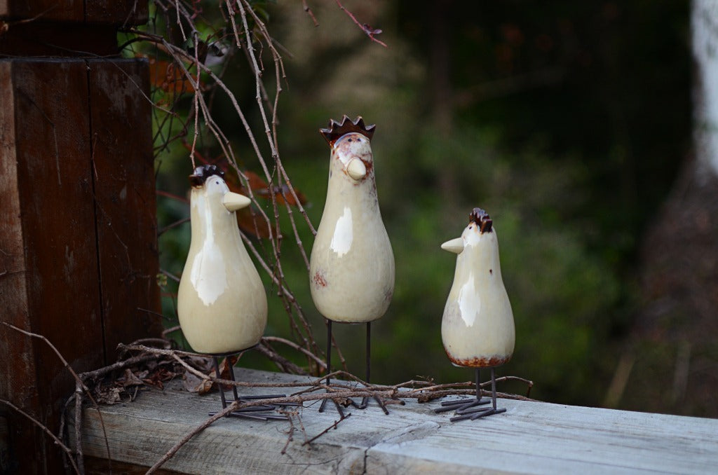 Pastoral Home Decoration Ornament – Three Iron Feet Chicken Figurine