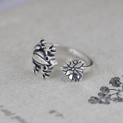 Adjustable Retro: Compact Lotus Leaf Frog Metal Ring (Silver, Electroplated).
