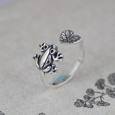 Adjustable Retro: Compact Lotus Leaf Frog Metal Ring (Silver, Electroplated).