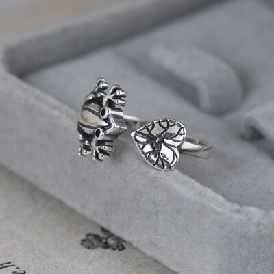 Adjustable Retro: Compact Lotus Leaf Frog Metal Ring (Silver, Electroplated).