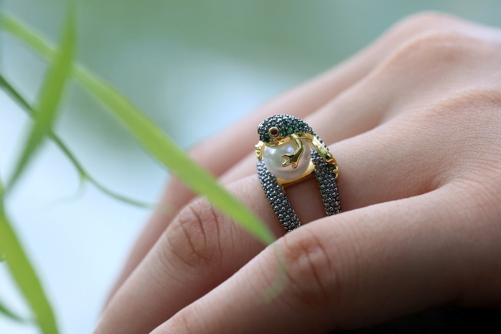 Luxury Whimsy: $\mathbf{18\text{k}}$ Gold Plated Frog/Golden Toad Play Beads Unisex Ring.