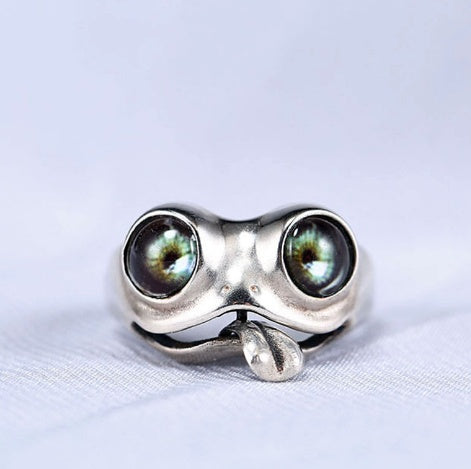 Striking Design: Adjustable Alloy Big Eyed Frog Animal Ring.