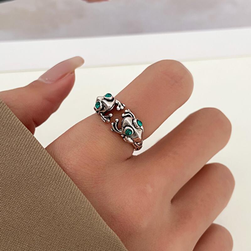 Bold Statement: European and American Personalized Fashion Frog Ring (Acrylic).