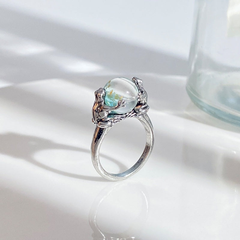 Bold Statement: European and American Personalized Fashion Frog Ring (Acrylic).