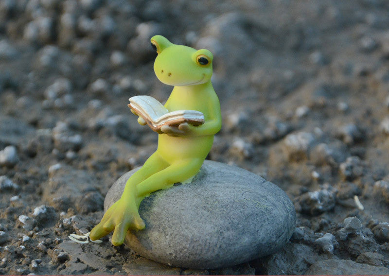 Rustic Charm: Creative Cute Little Turtle and Frog Resin Ornaments.