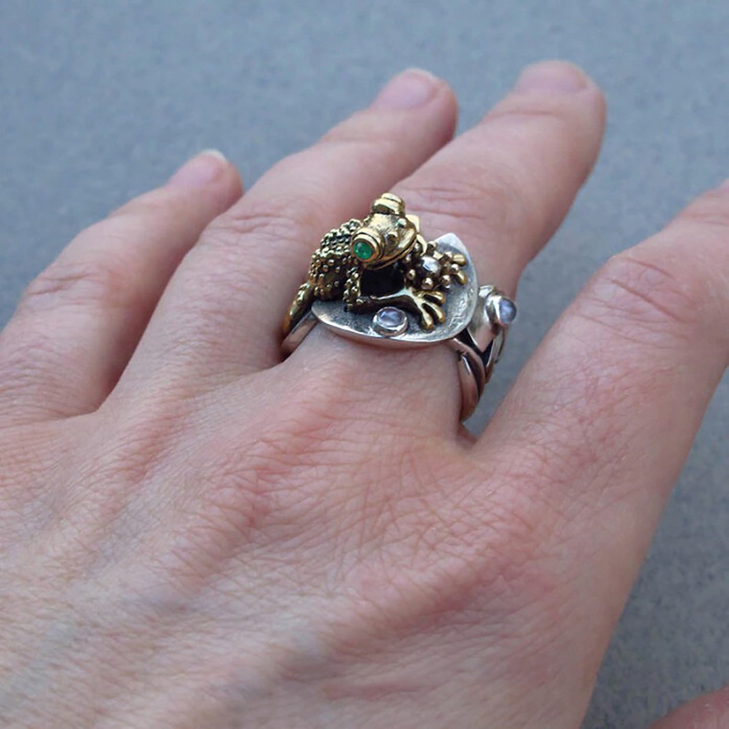 Natural Charm: Green Zircon Toad/Frog Animal Alloy Ring (Multiple Sizes).