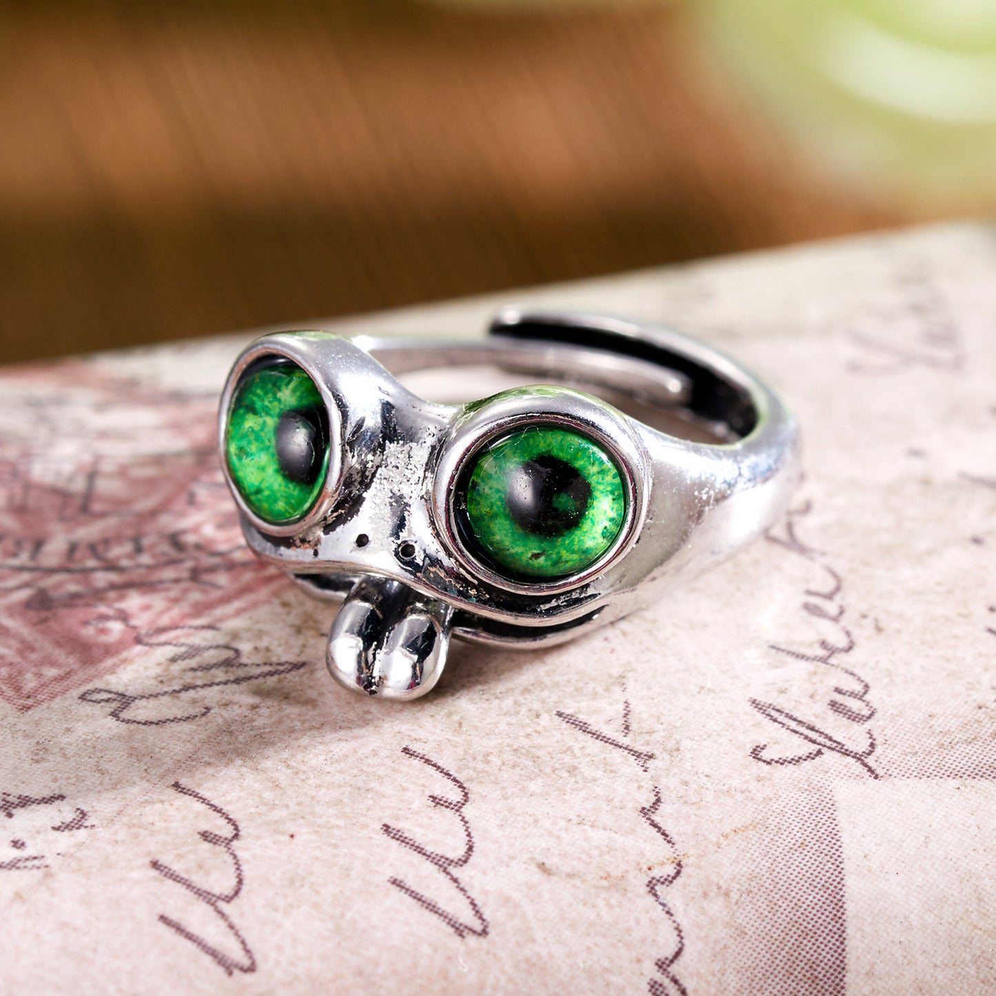 Street Style Statement: Creative Hip Hop Frog Ring with Blue or Green Eyes (Adjustable).