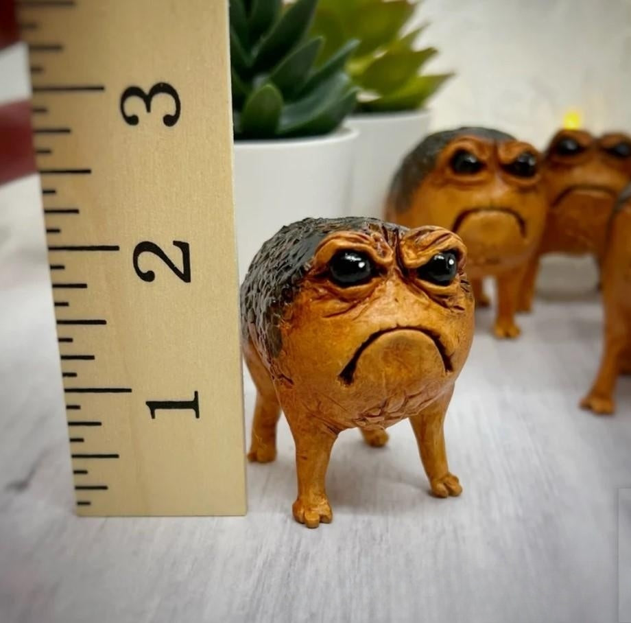 Chubby Charm: Cartoon African Rain Frog Toad Statue Resin Ornament.