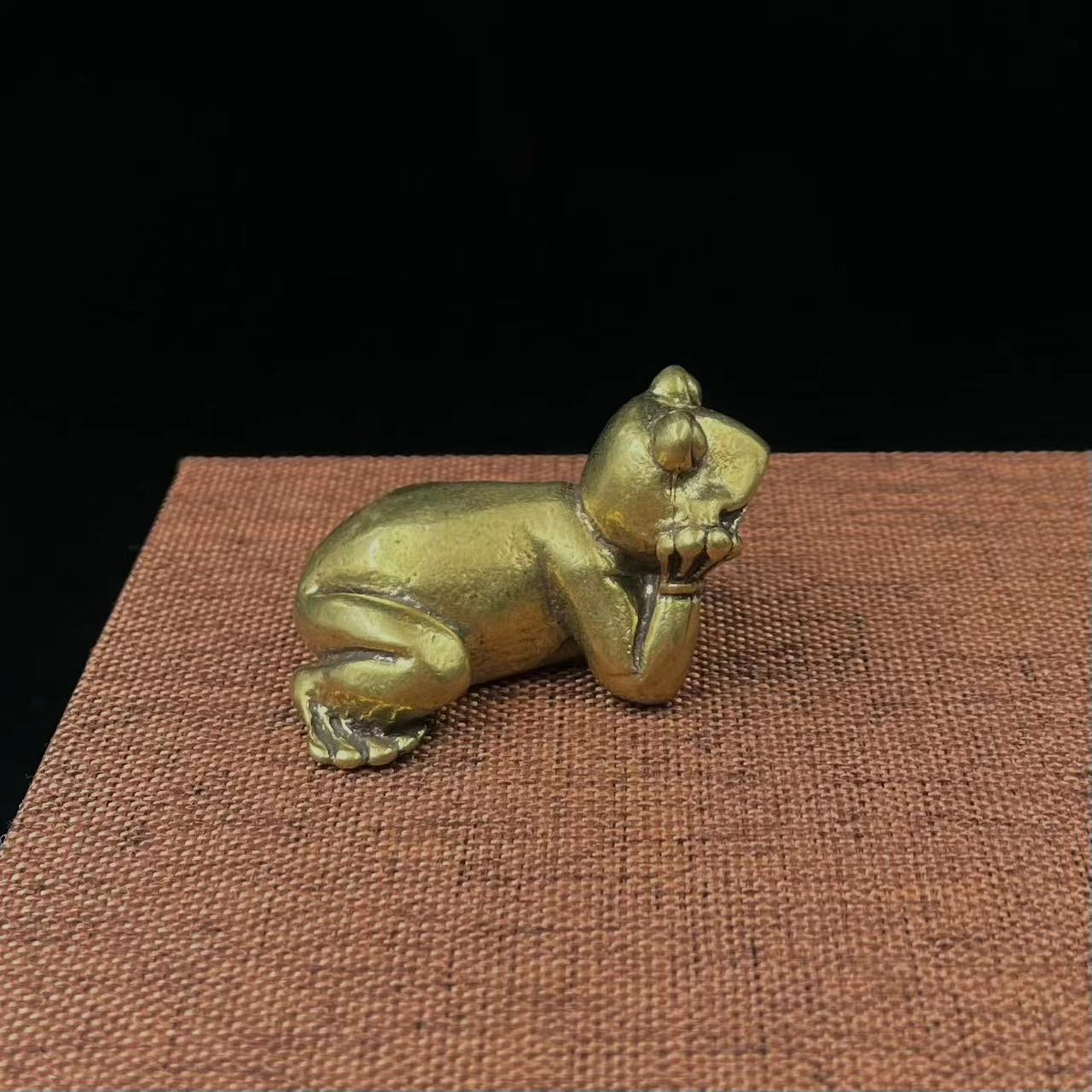 Zen Focus: Solid Brass Meditation Frog Ornament for Desktop and Pastoral Decor.