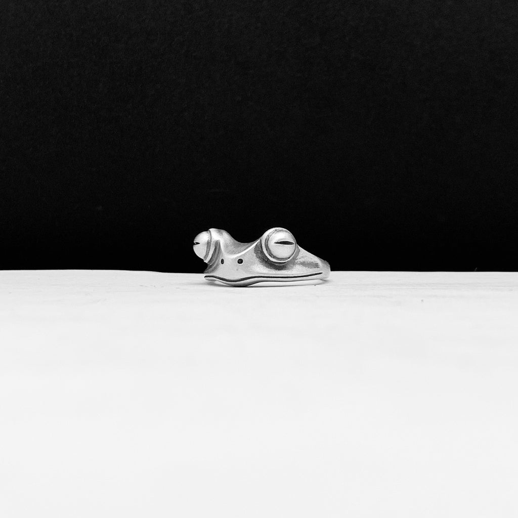 Unisex Statement: Personality Frog Ring in Distressed Vintage $\mathbf{925}$ Silver.