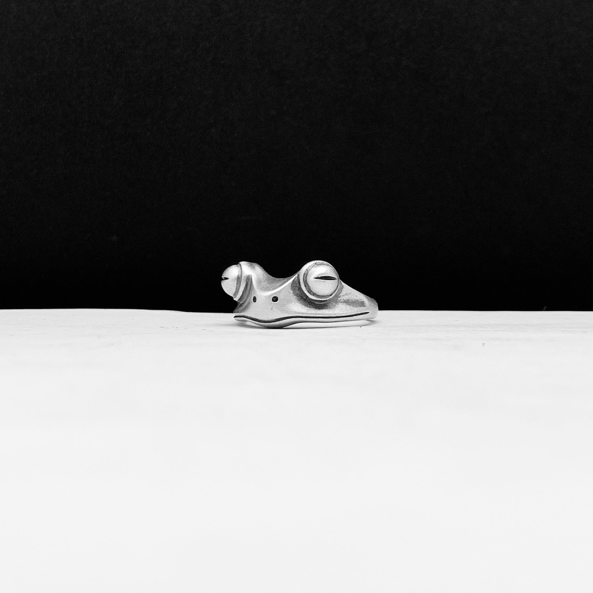Unisex Statement: Personality Frog Ring in Distressed Vintage $\mathbf{925}$ Silver.