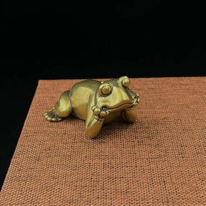 Zen Focus: Solid Brass Meditation Frog Ornament for Desktop and Pastoral Decor.