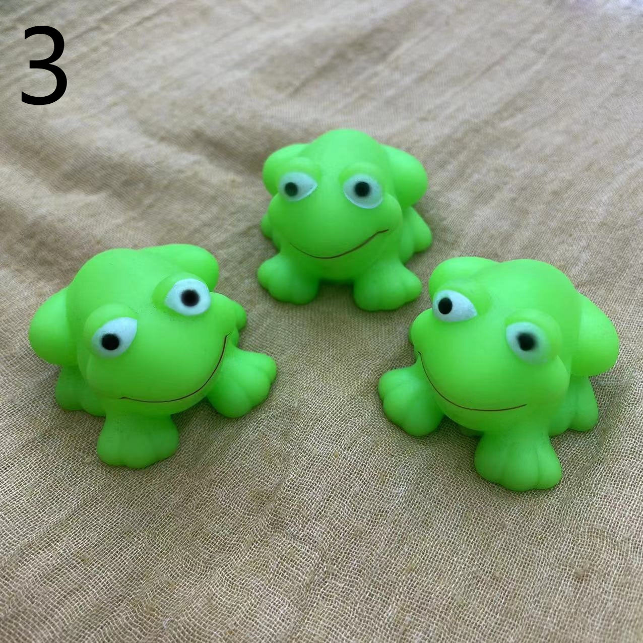 Bath Time Fun: Cartoon Vinyl Mother Frog Net Pocket Squeezing Toy Set ($\mathbf{0-3}$ Years).