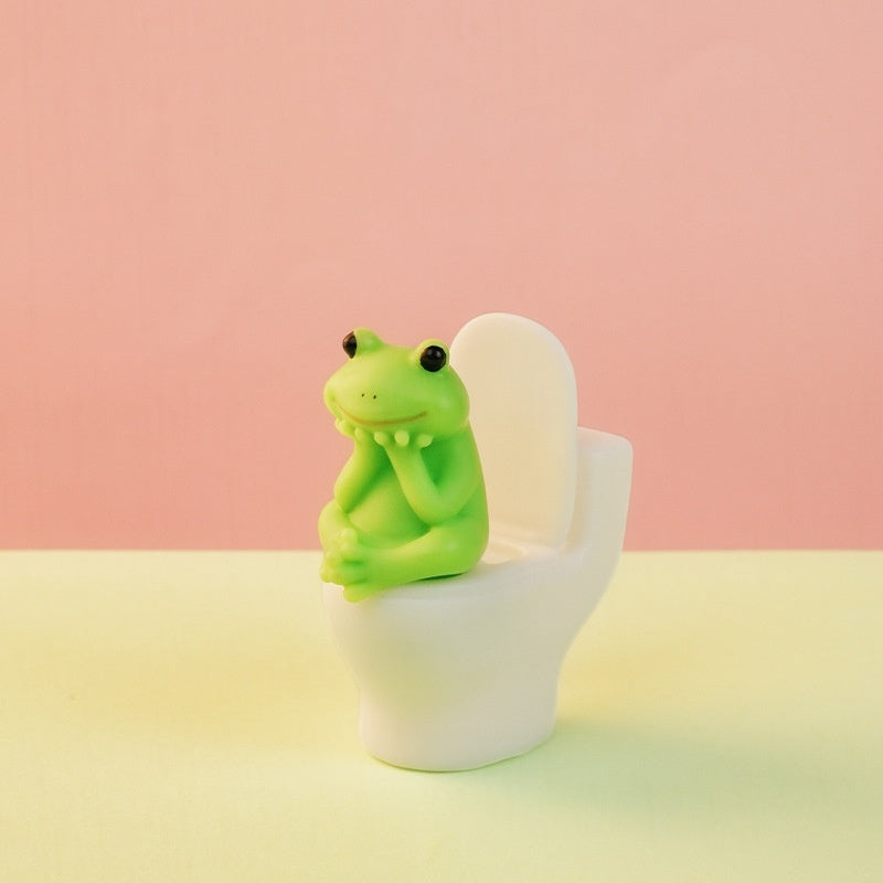 Bathroom Buddy Fun: Resin Toilet Pig & Frog Figurines for Car or Home Decor.