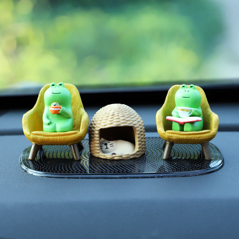 Roadside Charm: Cute Frog Animal Car Ornaments & Decorative Sets.
